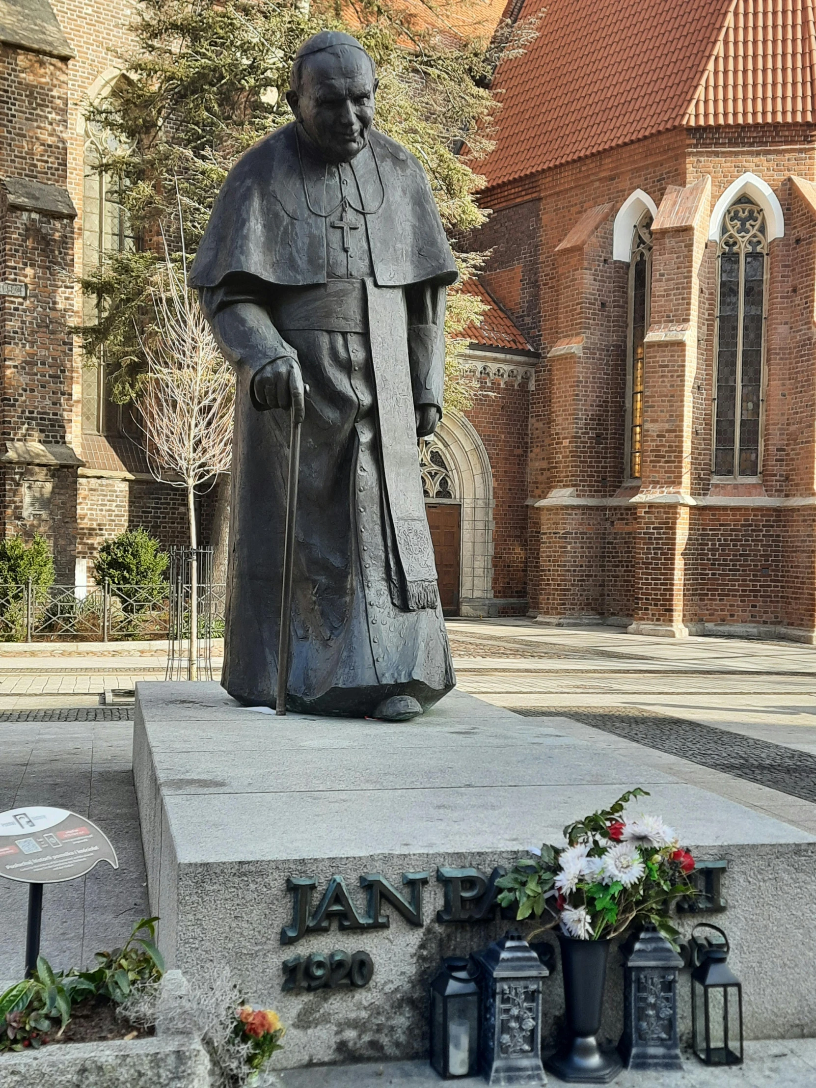 a statue of a man in front of a building