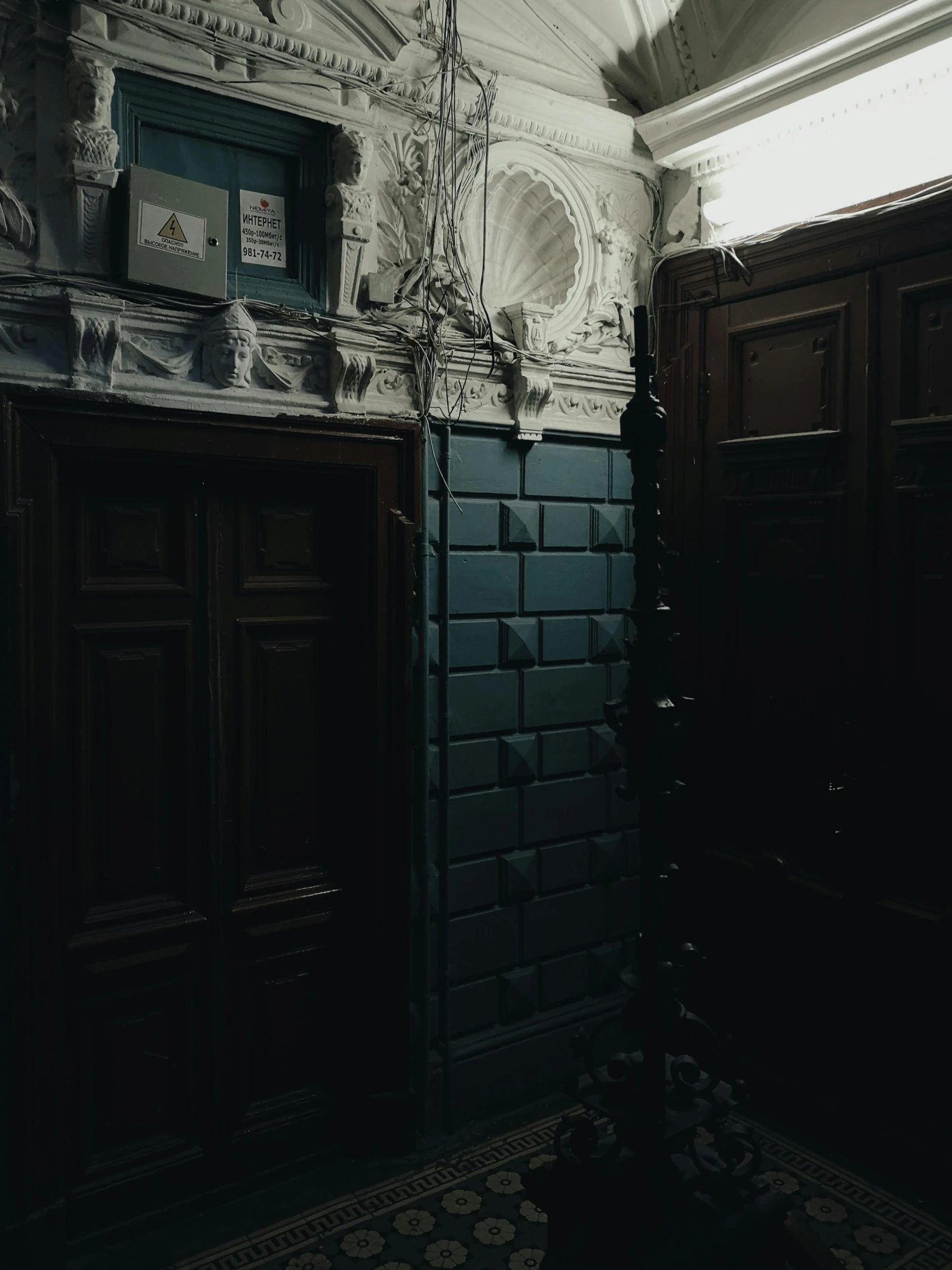 an empty room with old cabinets and a decorative wall