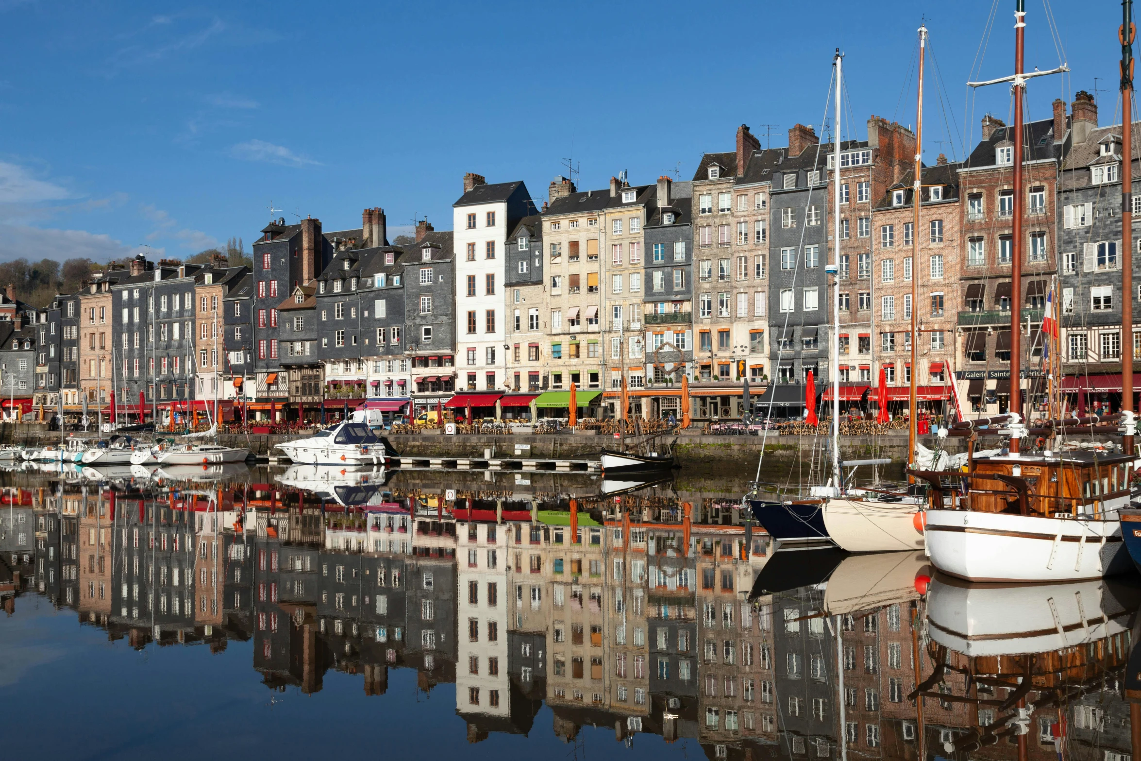 a harbor filled with lots of boats and tall buildings