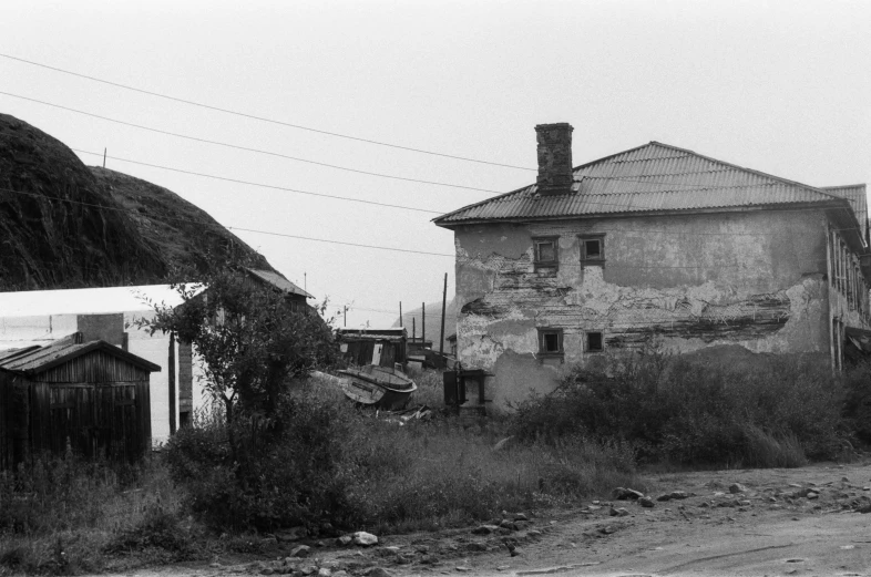 old dilapidated building sitting in the middle of the field