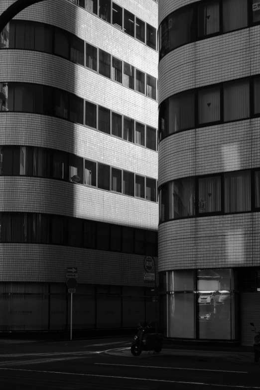 an image of the back of a building in black and white