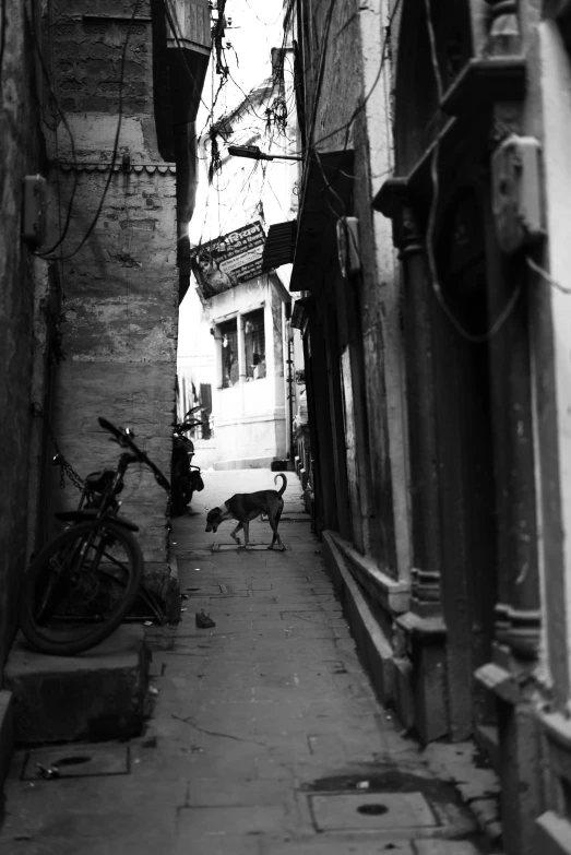 a street with an alleyway leading to an alley way