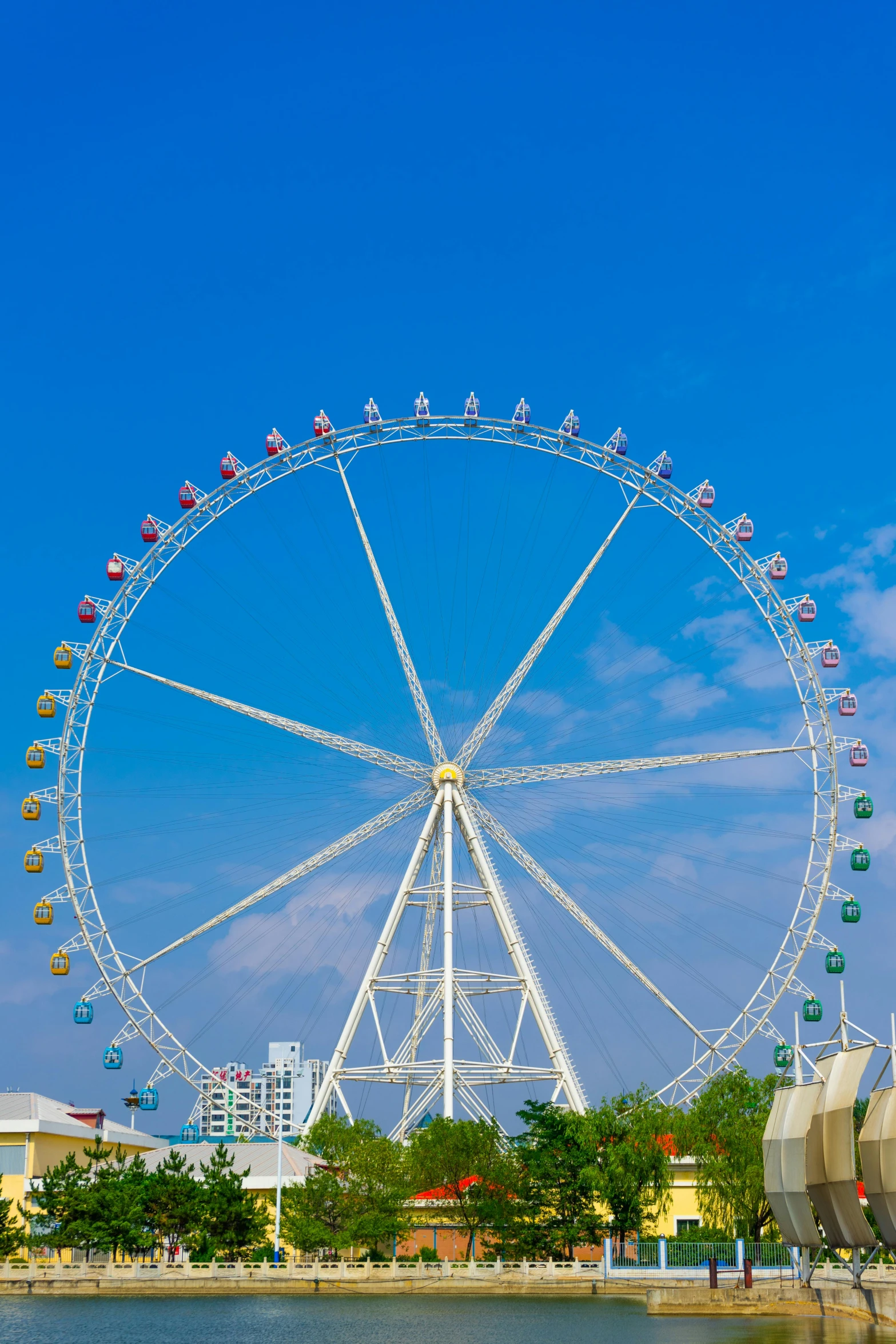 an amut ride with people standing on it