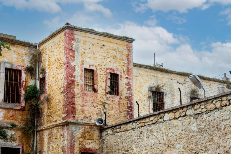 an old brick building with vines growing on it