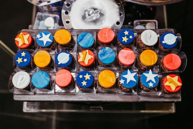 cupcakes decorated to look like stars and stripes with some stars on them