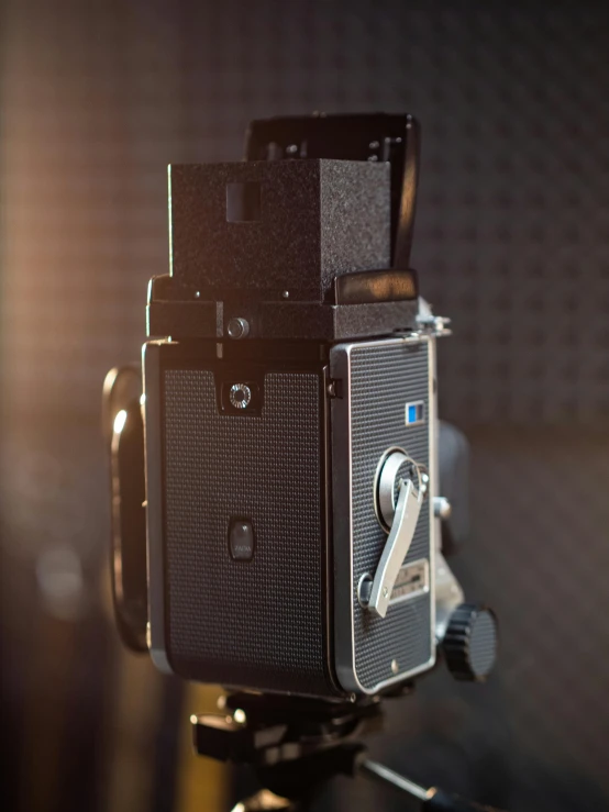 a small antique camera sitting on top of a tripod