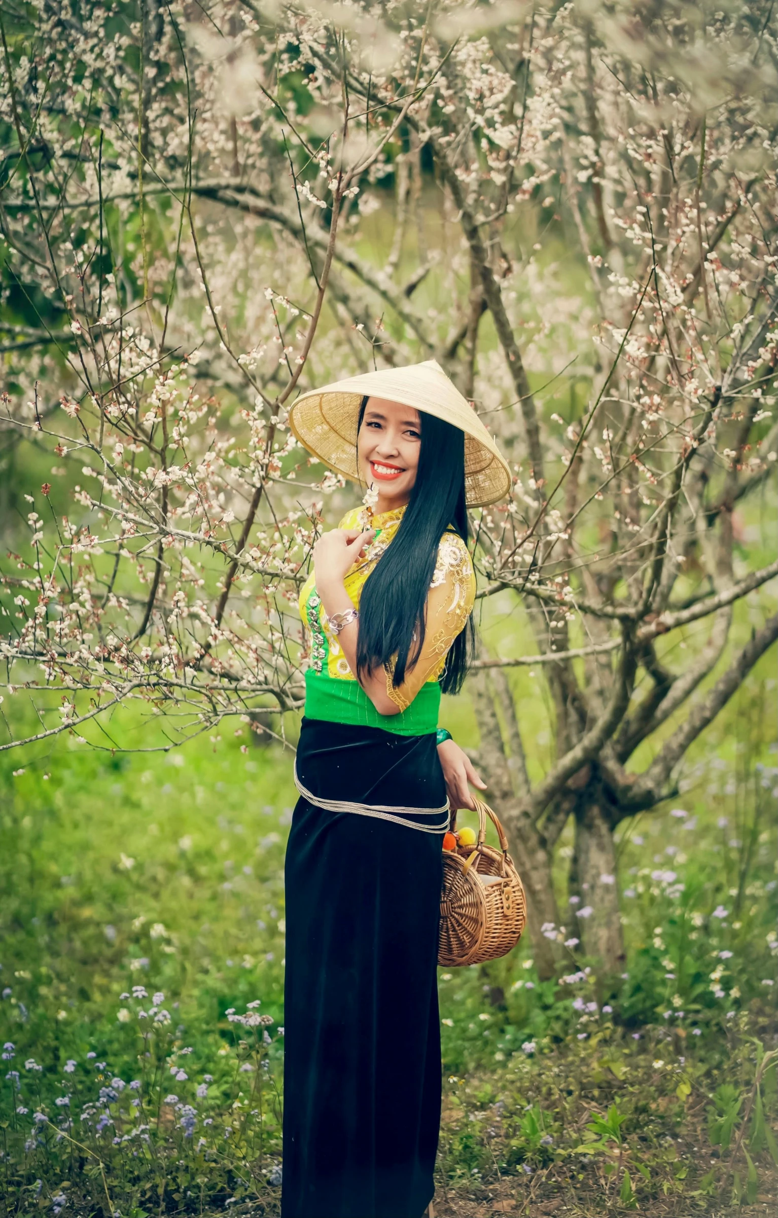 the woman in the hat is holding an apple