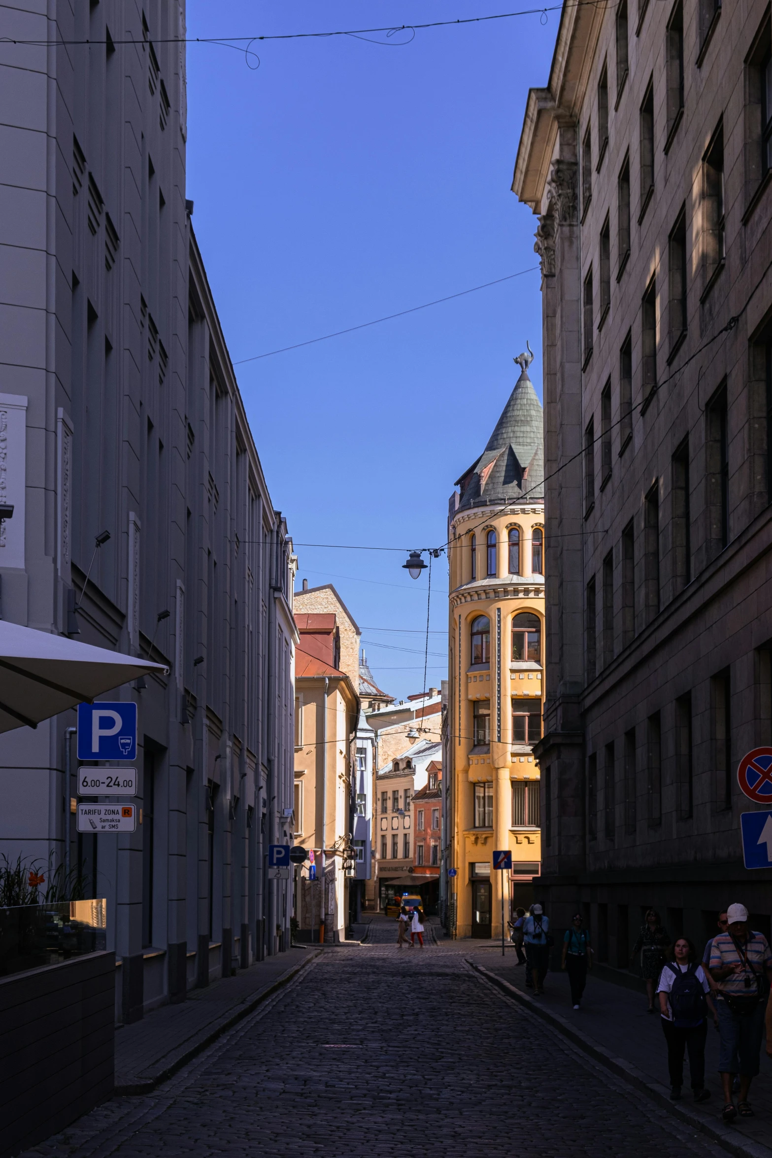 a narrow street that is leading to some buildings