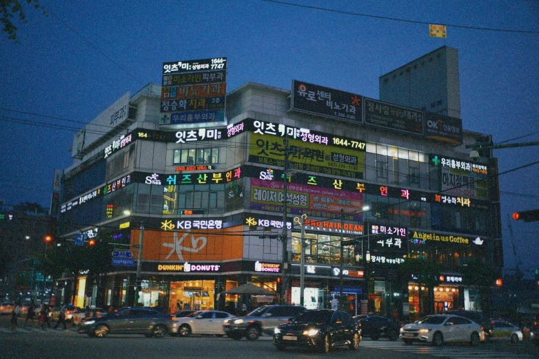 a group of cars parked in front of a tall building