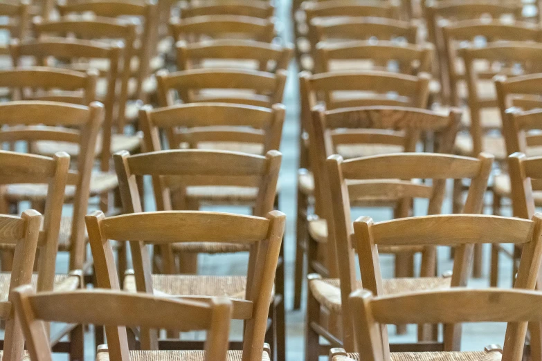 rows of wooden chairs are sitting in the middle of the room