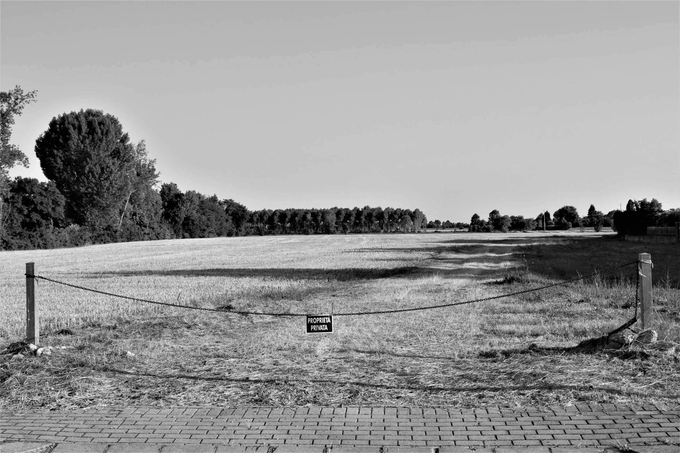 an old fence has been set up in the middle of the field