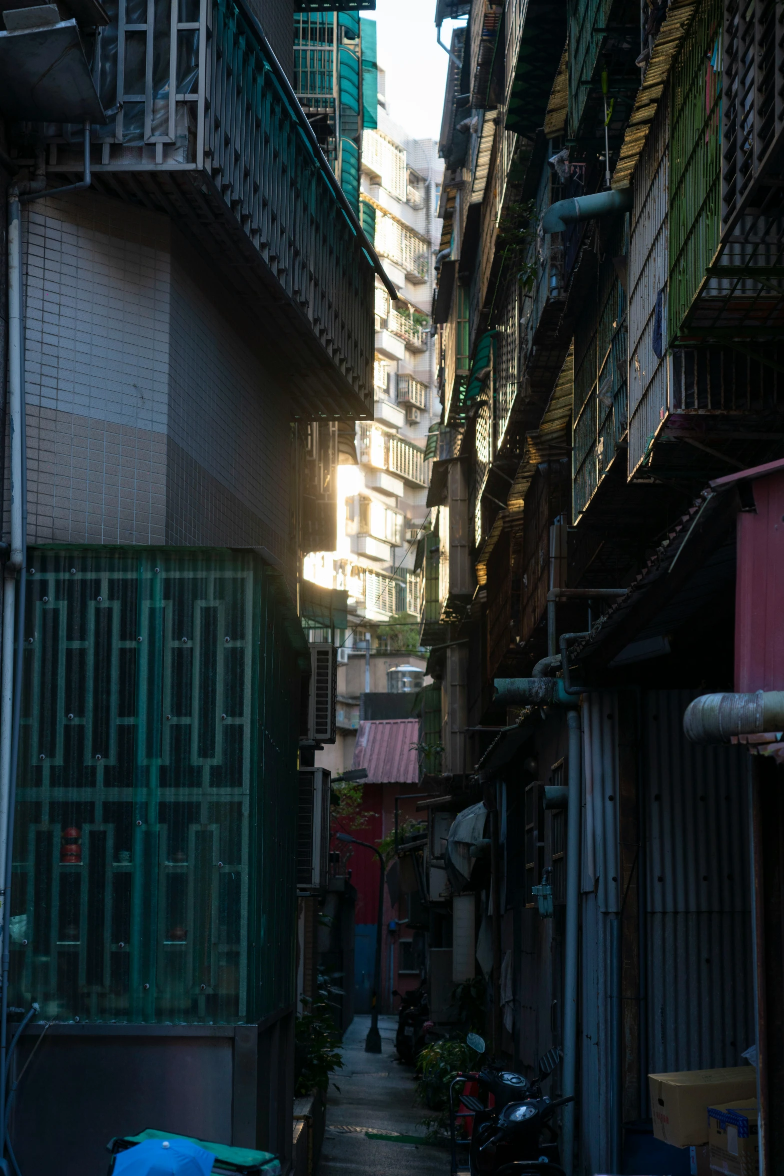 an alley way in a city with a tall building