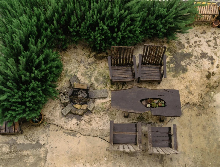 there is an aerial view of a table and chairs