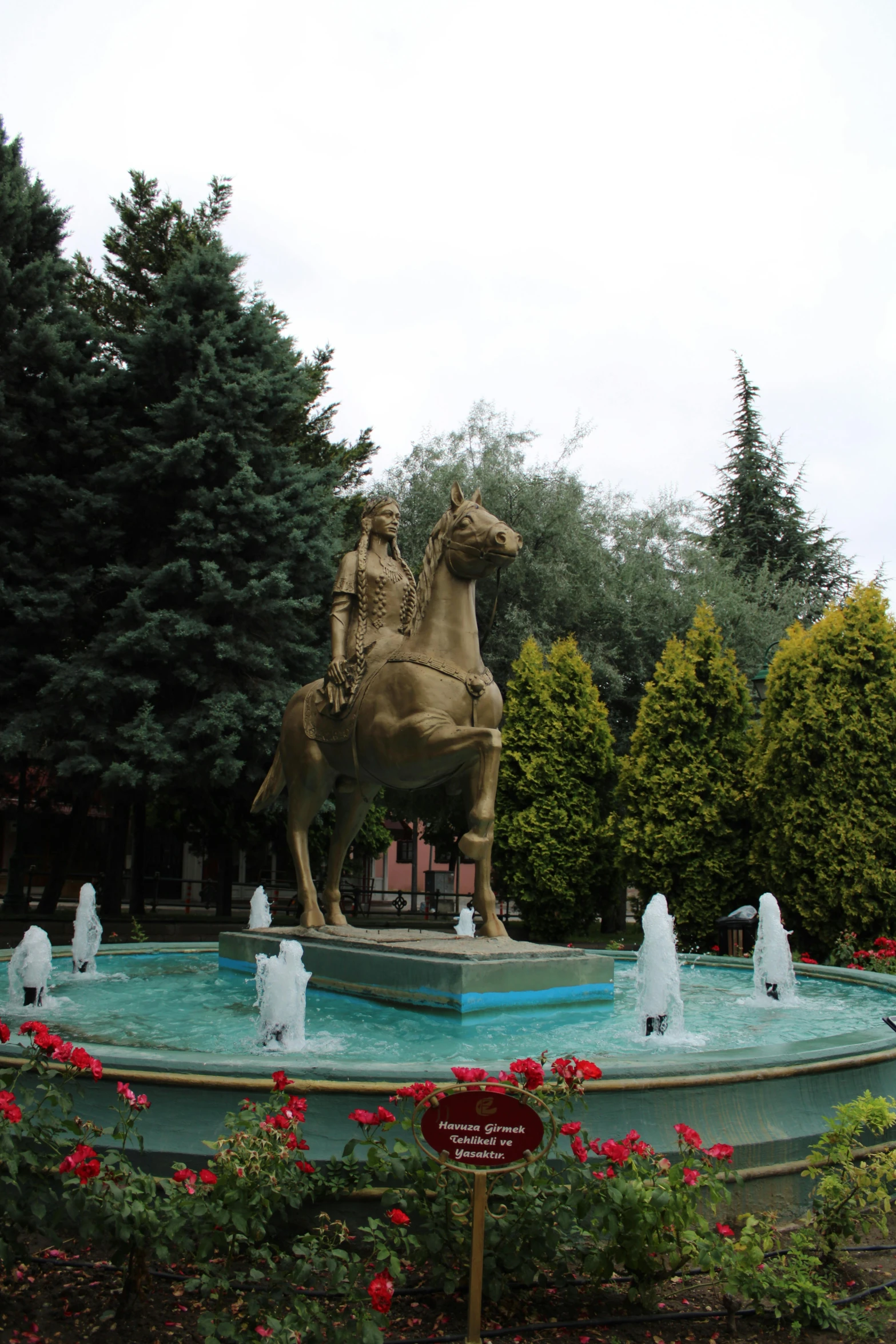 a statue of a horse in front of some water fountain