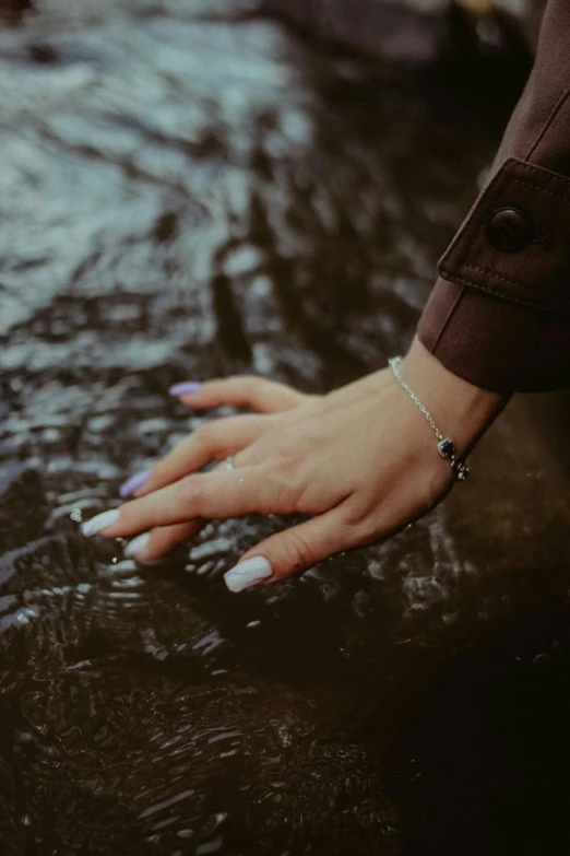 hand that is in the water holding soing