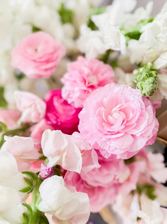 the pink and white flowers are all over the room