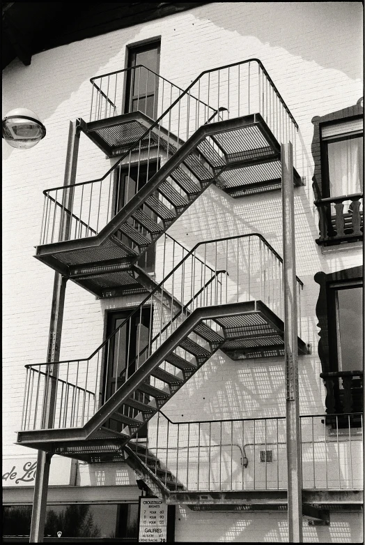 there is a black and white image of some stairs