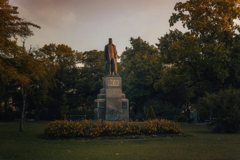 a statue is in the middle of the park