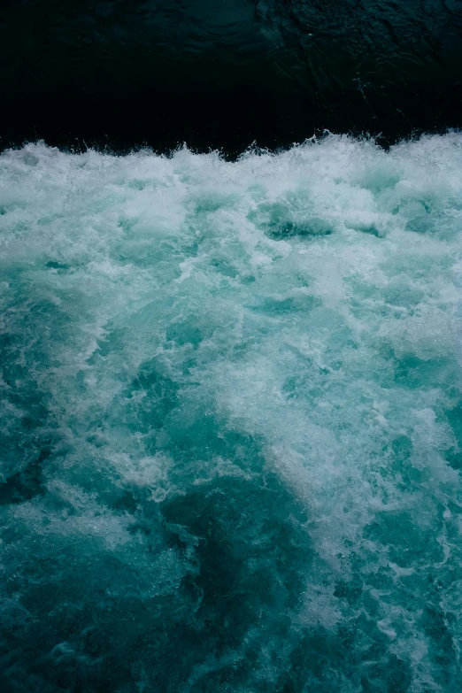 a boat that is in the middle of some water