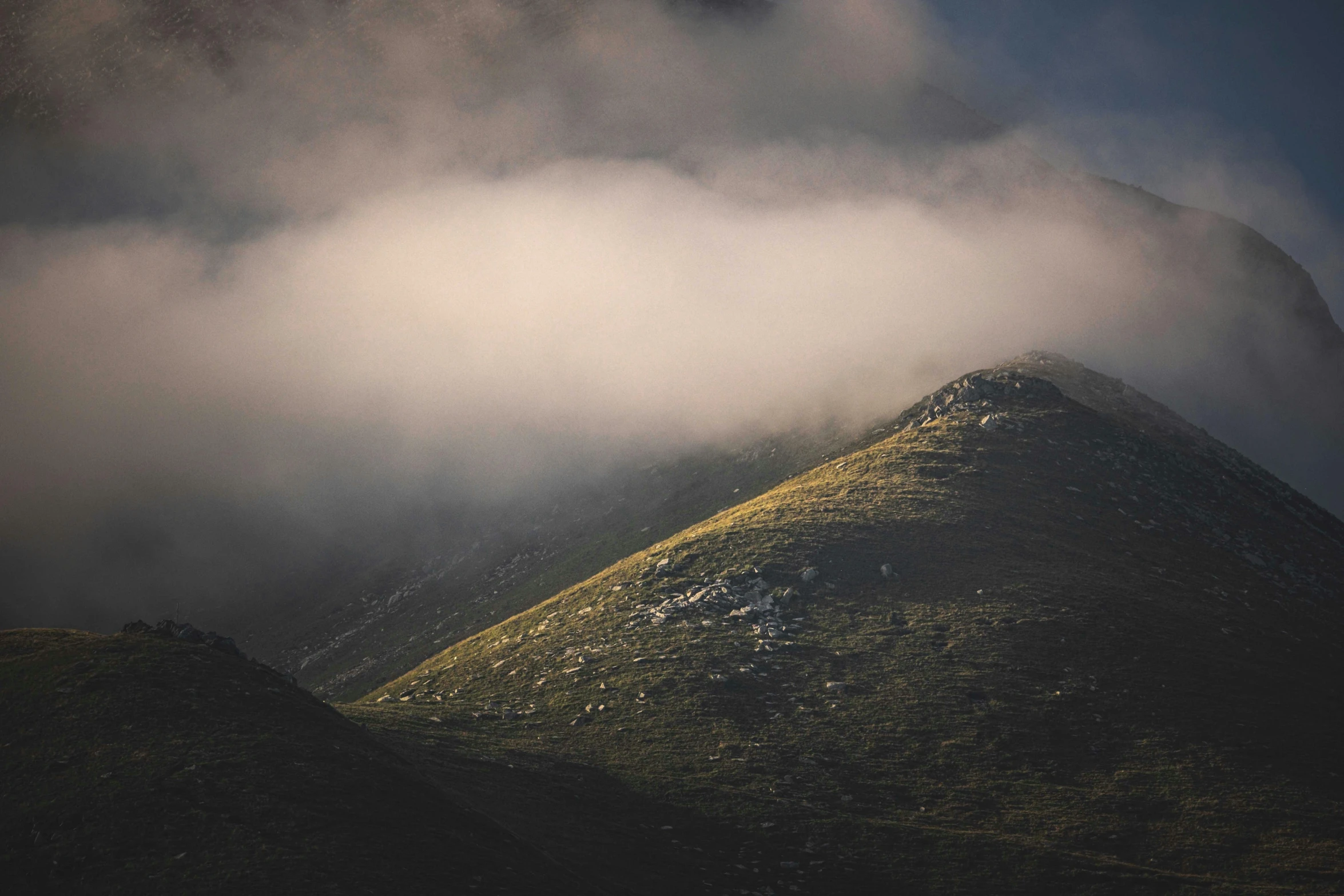 the cloudy sky is dark and drizzled by the mist