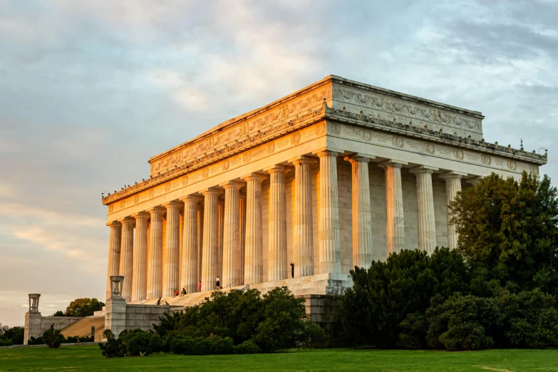 lincoln memorial with grassy area in foreground and evening sky