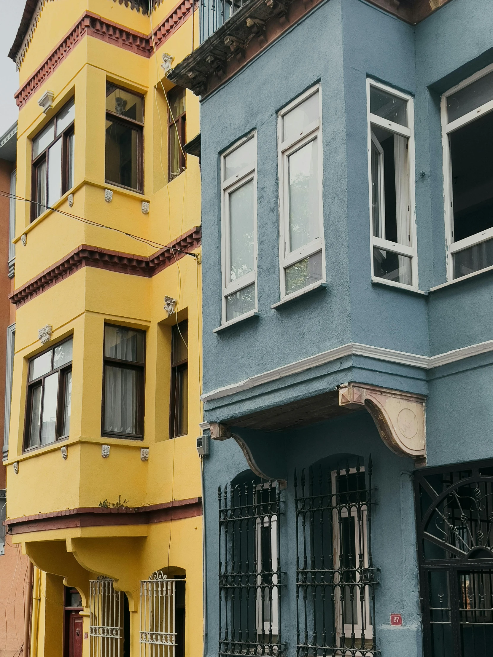 many buildings and balconies with bars on the top of them