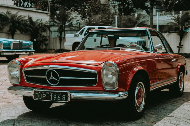 a vintage mercedes 350 sl is shown