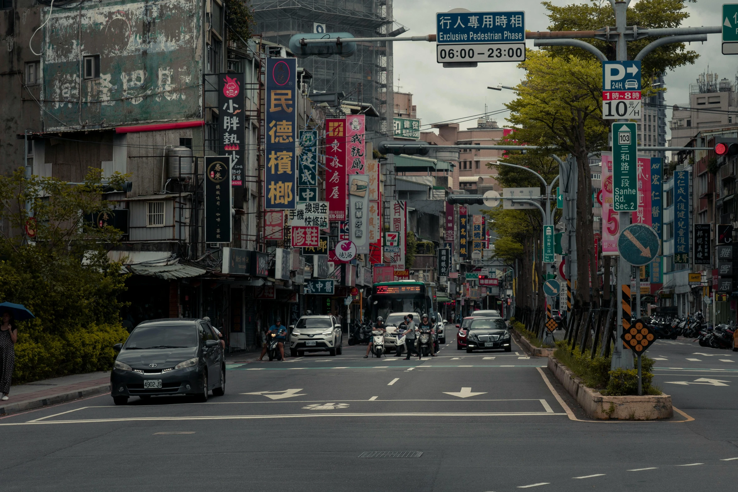 a large group of cars riding down a city street