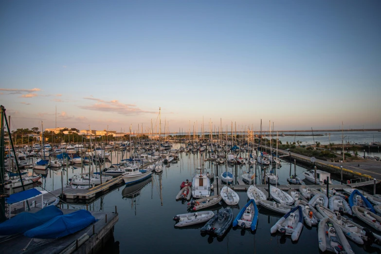 there are many boats in the water and some buildings