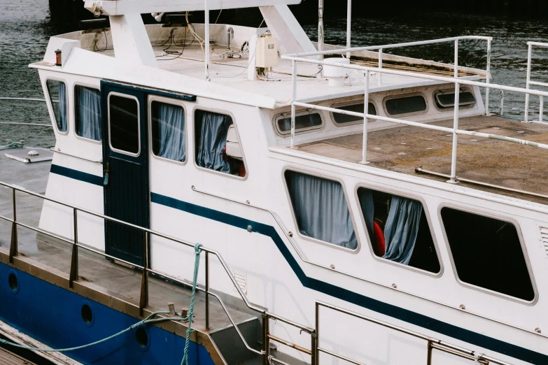 the front of a boat docked at the harbor