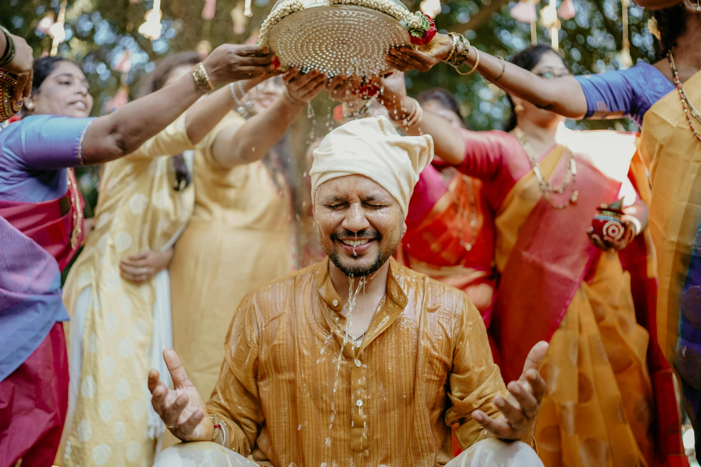 a man is smiling while getting his hendi done