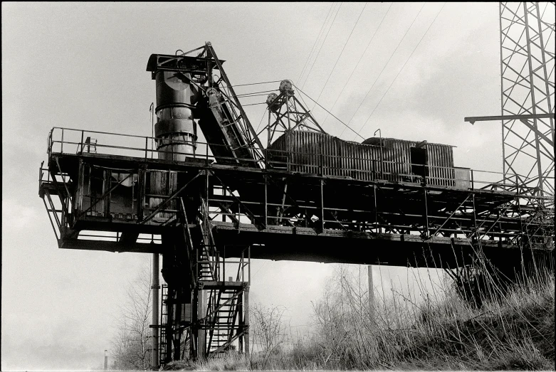 there is an old fashioned po of a train crossing