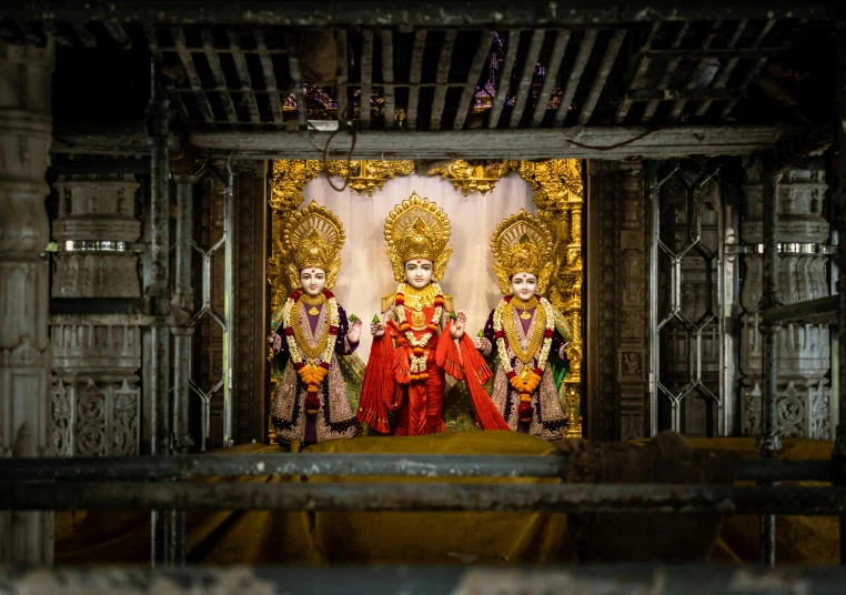 an image of the throne and decorations in the temple