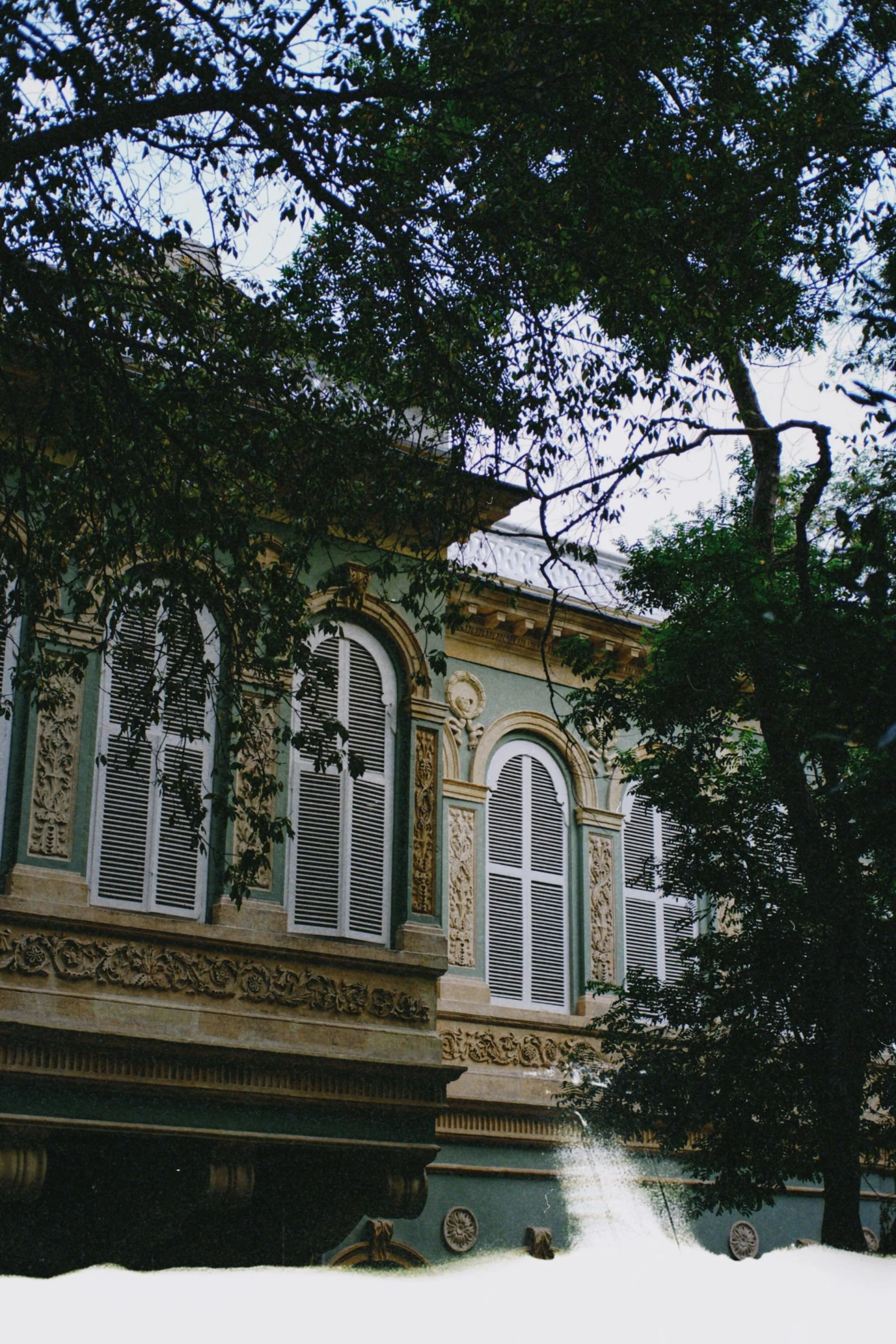 an old building has many windows on it