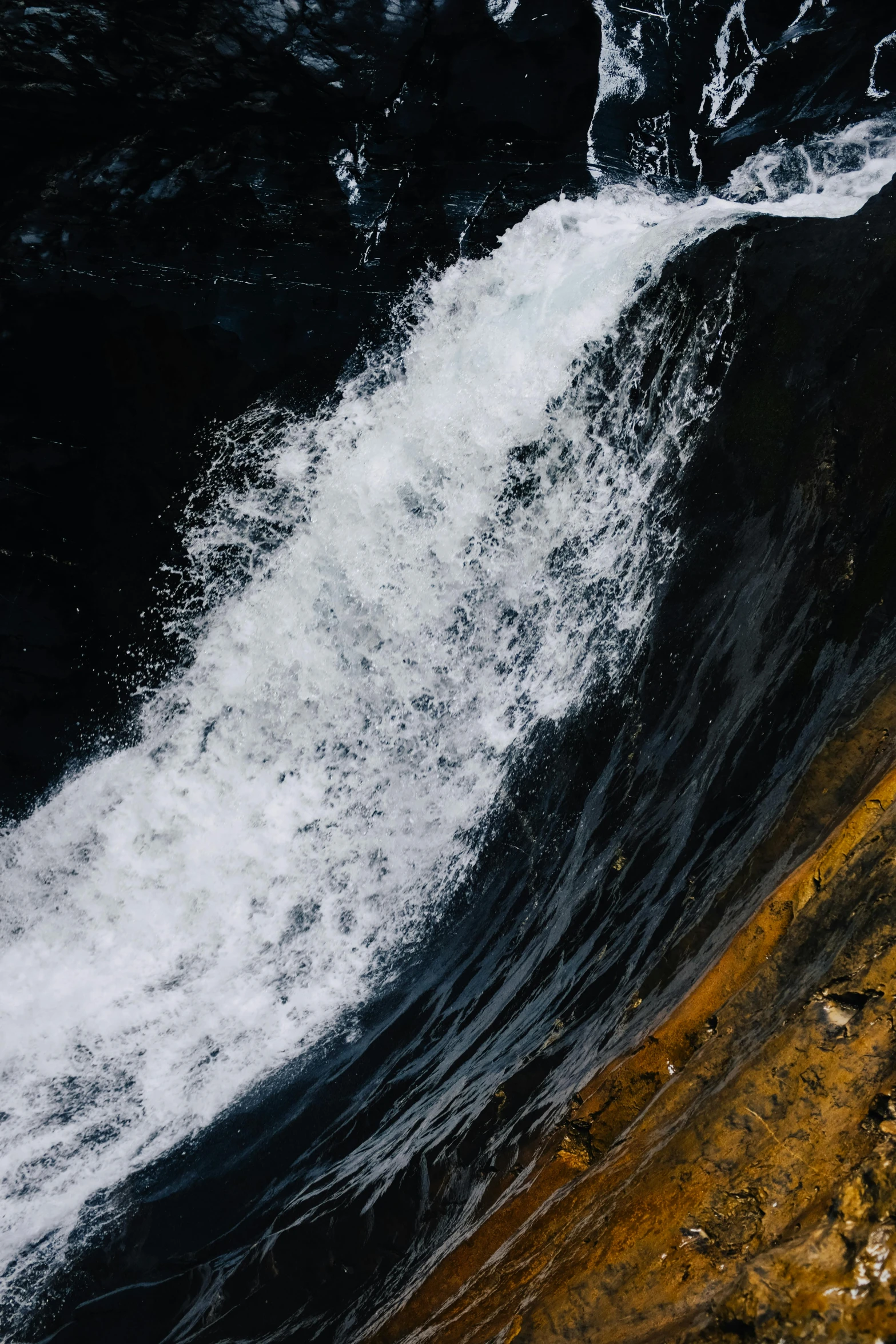 an image of the water from below