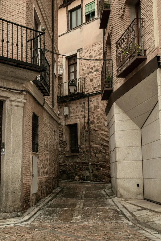 this is a narrow alley with two balconies