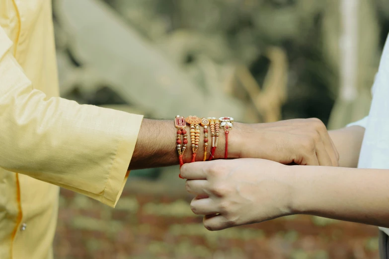 couple holding hands during outdoor po session on sunny day