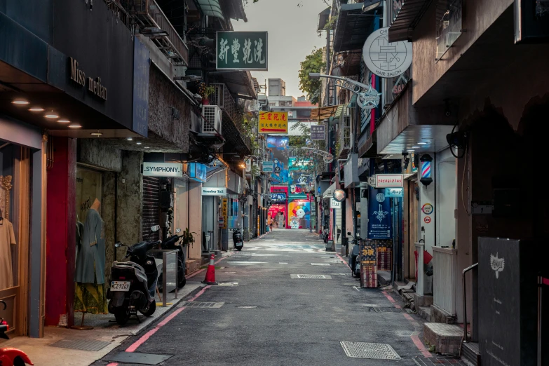 an alleyway street is seen in this image