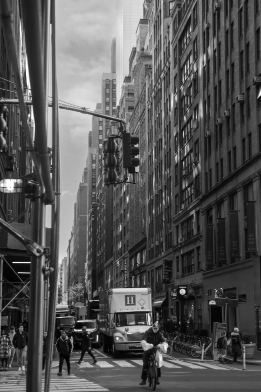 traffic at an intersection in the city with many tall buildings