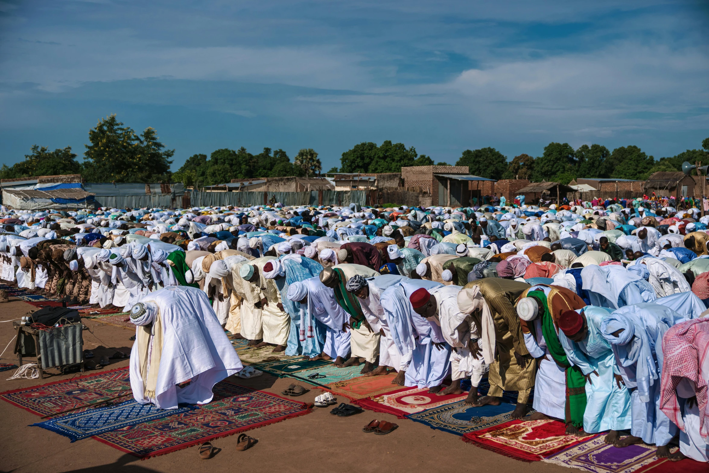 there are many people dressed up in various colored clothing