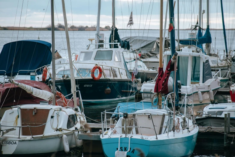 there are many boats in the water on the sea shore