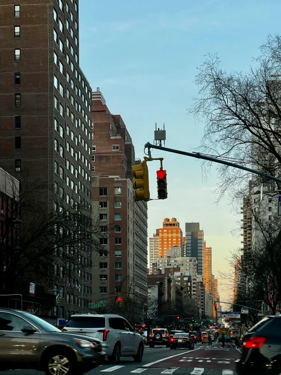 a stoplight that is red in a very big city