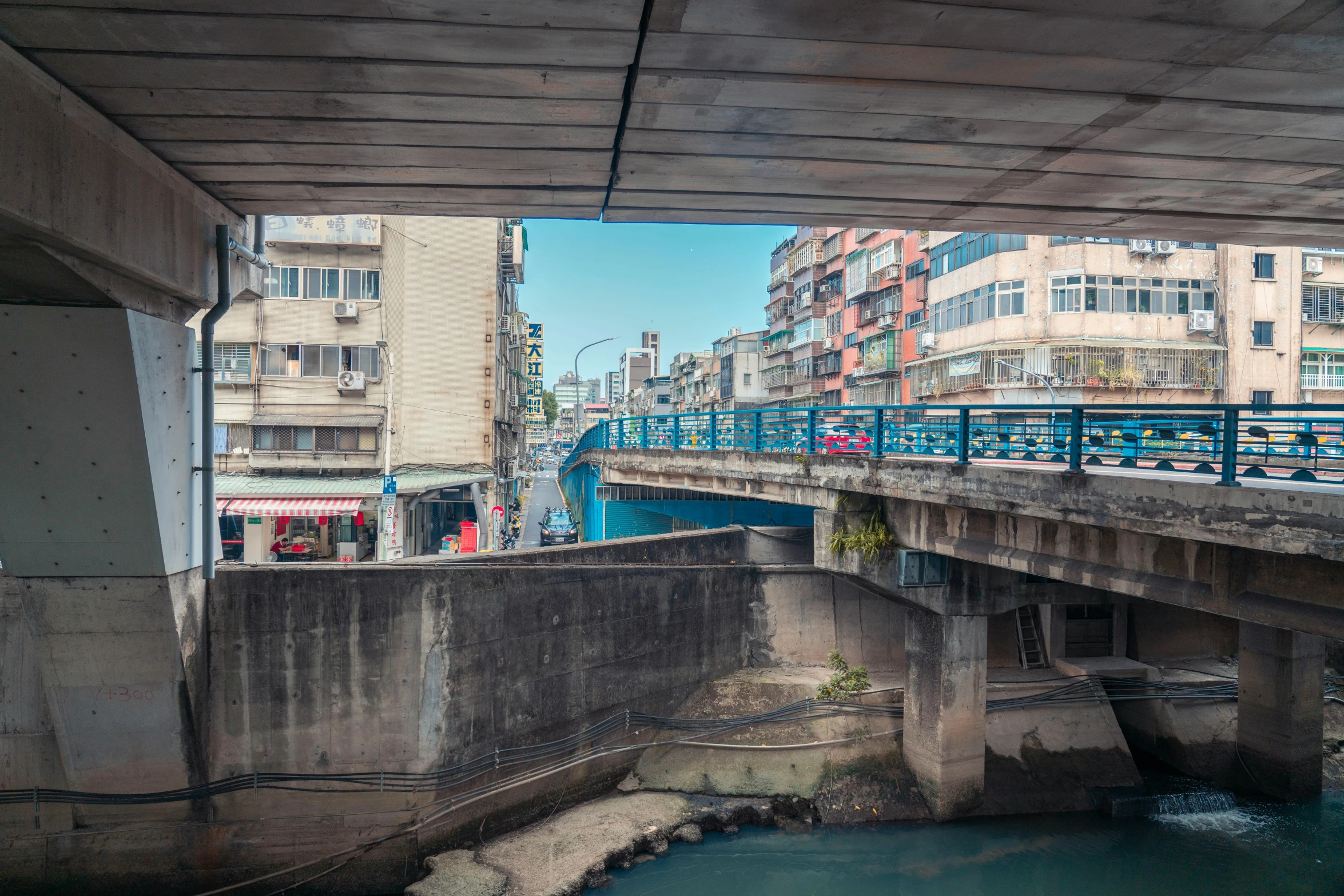 a bridge with buildings and lots of traffic