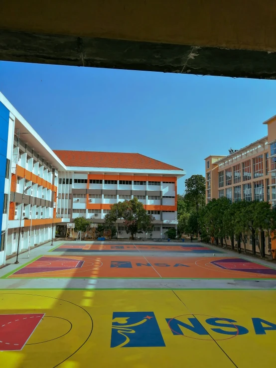 an outside basketball court near an apartment building