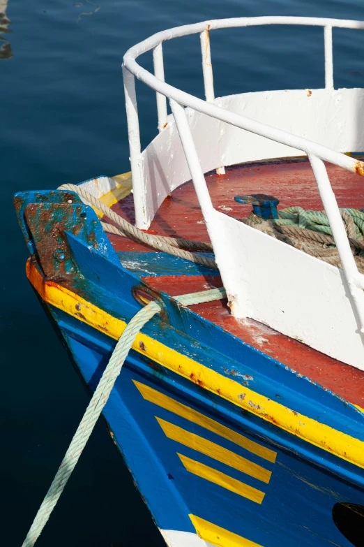 the side of a boat has some small ropes tied to it