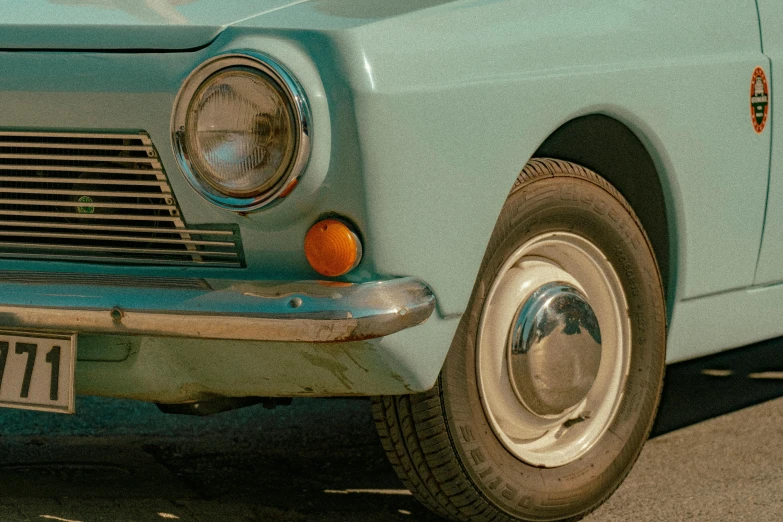 a close up view of the front of a vintage car