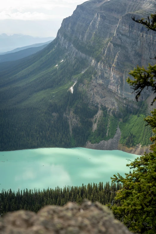 the water is beautiful as it stands out at the cliff