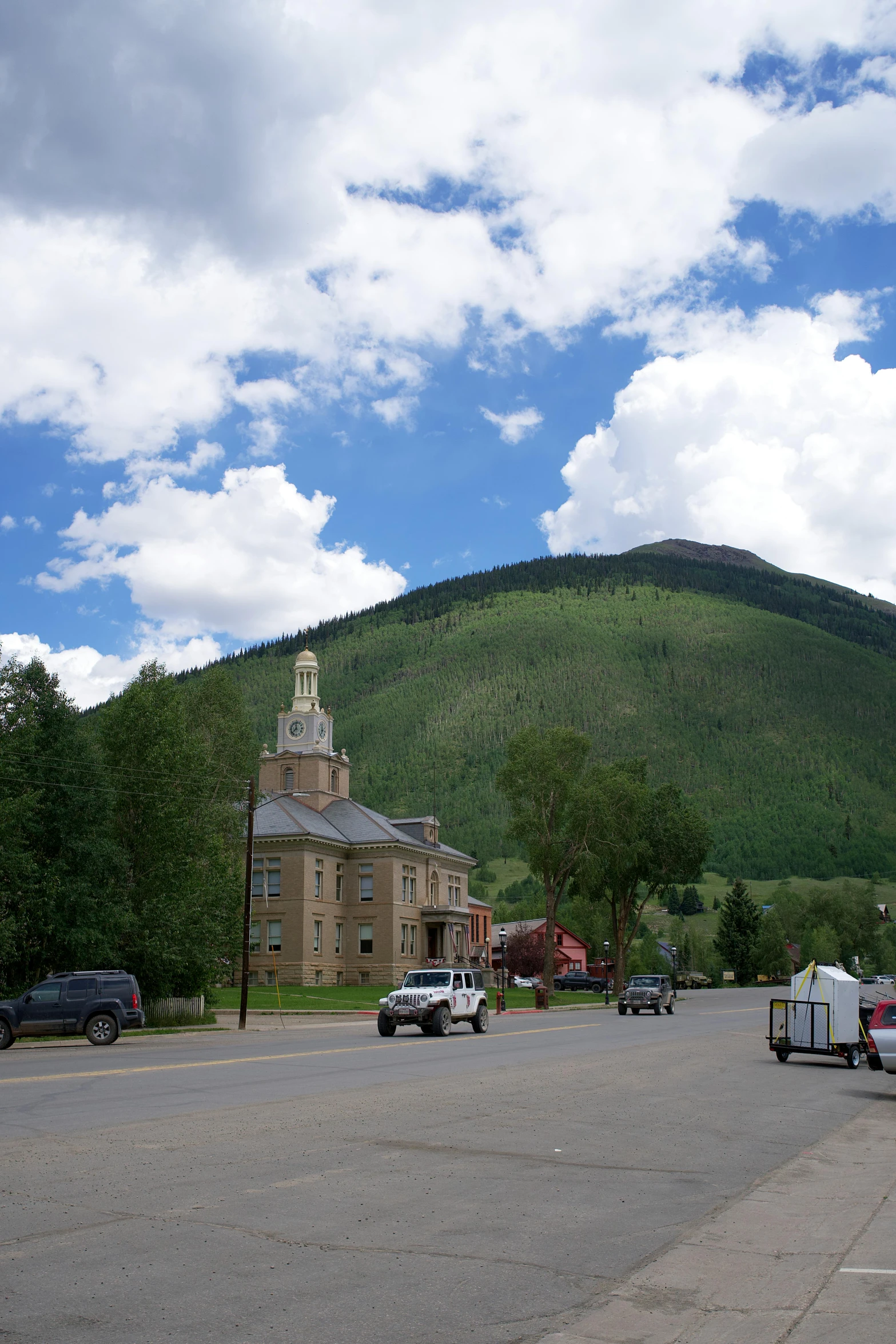 the cars are parked in front of the mountain