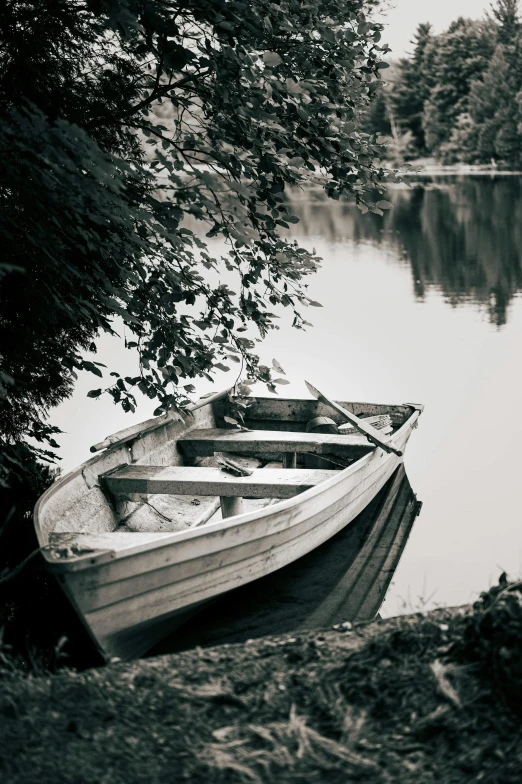 a rowboat that is sitting in the grass