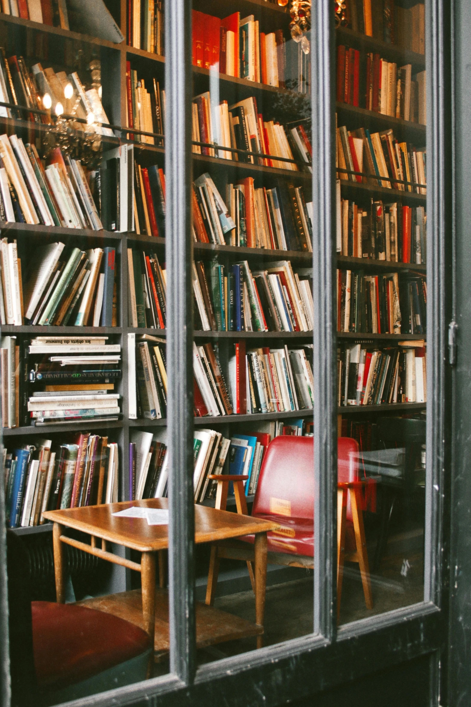 there are several books on this bookcase and chairs